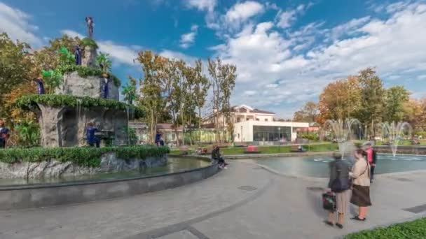 Lago con una fuente en el jardín Shevchenko actualizado en Kharkov timelapse — Vídeos de Stock