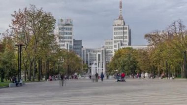 Özgürlük Meydanı 'ndaki Gosprom binasında Ukrayna' nın Kharkov şehrinde yeni kurumuş bir çeşme var.