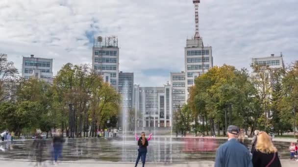 Gosprom edifício na Praça da Liberdade com nova fonte seca na cidade de Kharkov timelapse, Ucrânia — Vídeo de Stock