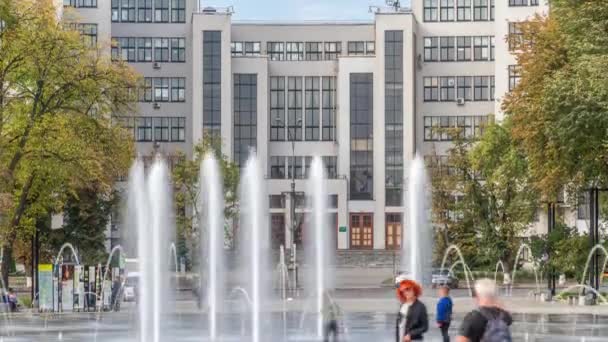 Gosprom gebouw op het Vrijheidsplein met nieuwe droge fontein in Kharkov stad timelapse, Oekraïne — Stockvideo
