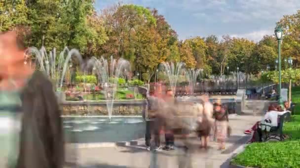 Озеро з фонтаном в оновленому Саду Шевченка в Харкові. — стокове відео