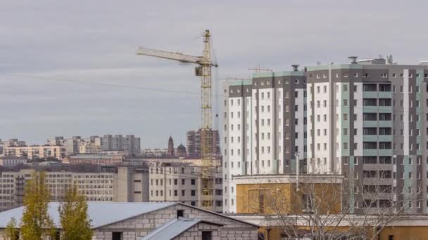 Grúa y obra de construcción en una gran ciudad timelapse aéreo — Vídeos de Stock