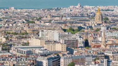 Paris 'teki evlerin çatılarının üstündeki hava manzarası.