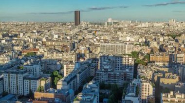 Paris 'teki evlerin çatılarının üstündeki hava manzarası.