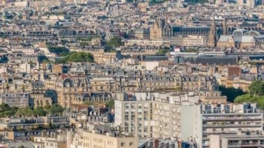 Paris 'teki evlerin çatılarının üstündeki hava manzarası.