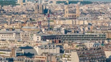 Paris 'teki evlerin çatılarının üstündeki hava manzarası.