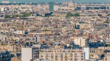 Paris 'teki evlerin çatılarının üstündeki hava manzarası.