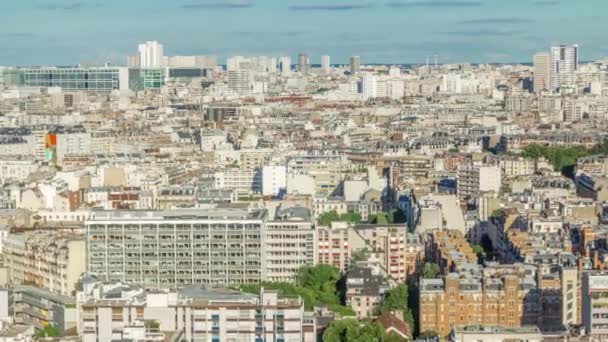 Panorama aérien au-dessus des toits des maisons dans un timelapse parisien — Video