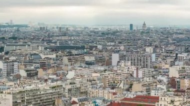 Paris 'teki evlerin çatılarının üstündeki hava manzarası.