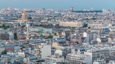 Paris 'teki evlerin çatılarının üstündeki hava manzarası, günden geceye zaman.