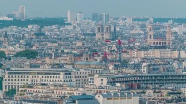 Paris 'teki evlerin çatılarının üstündeki hava manzarası, günden geceye zaman.