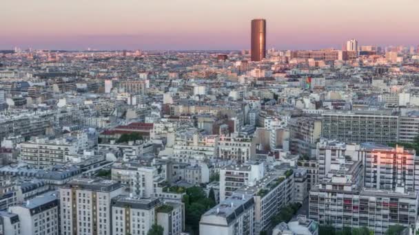 Εναέρια πανόραμα πάνω από σπίτια στέγες σε ένα Παρίσι μέρα με νύχτα timelapse — Αρχείο Βίντεο