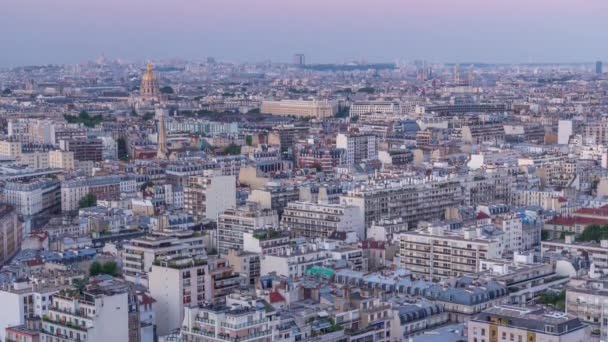 Panorama aérien au-dessus des toits des maisons dans un timelapse de jour comme de nuit à Paris — Video