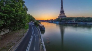 Eyfel Kulesi ve Seine Nehri Sunrise Timelapse, Paris, Fransa