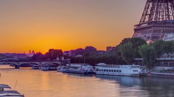 Eiffel-torony és a Szajna folyó Sunrise timelapse, Párizs, Franciaország — Stock videók