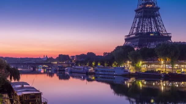 Torre Eiffel y el río Sena noche al día timelapse, París, Francia — Vídeos de Stock