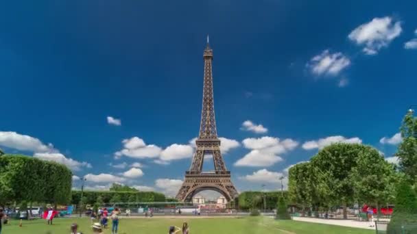 Eiffel-torony a párizsi Champs de Mars-on timelapse hyperlapse, Franciaország — Stock videók