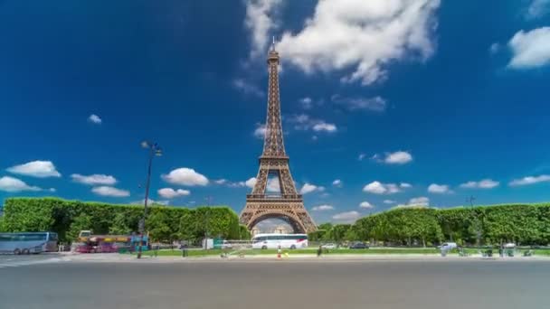 Eiffeltoren op Champs de Mars in Parijs timelapse hyperlapse, Frankrijk — Stockvideo