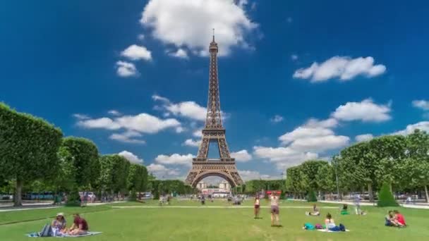 Eiffeltoren op Champs de Mars in Parijs timelapse hyperlapse, Frankrijk — Stockvideo