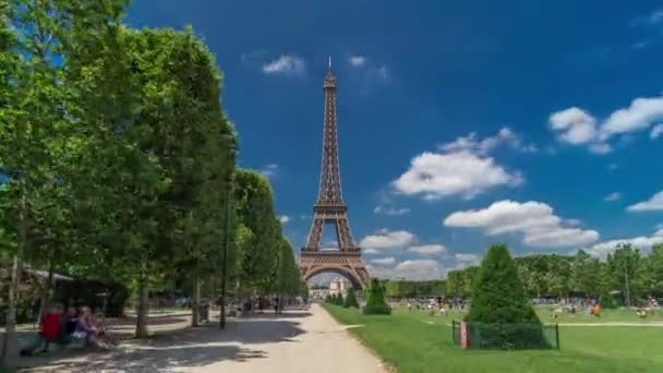 Paris 'teki Champs de Mars' taki Eyfel Kulesi zaman atlaması, Fransa — Stok video