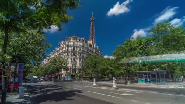 Torre Eiffel detrás de edificios históricos en París timelapse hyperlapse, Francia — Vídeos de Stock