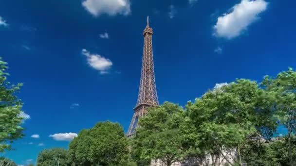 Wieża Eiffla z nabrzeża rzeki Siene w Paryżu hiperlapsja timelapse, Francja — Wideo stockowe