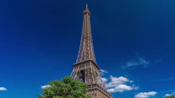 Eiffelova věž od břehu řeky Siene v Paříži timelapse hyperlapse, Francie — Stock video