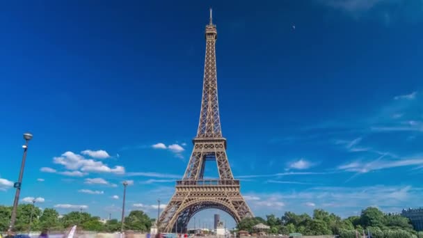 프랑스 파리의 티엘라 펜에서 시에 네 강을 가로지르는 다리가 있는 에펠 탑 — 비디오