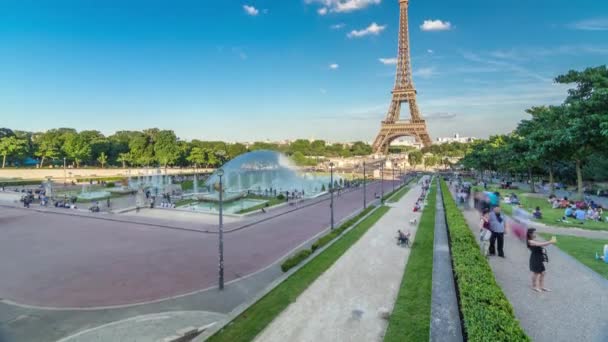 Západ slunce pohled na Eiffelovu věž timelapse s fontánou v Jardins du Trocadero v Paříži. — Stock video