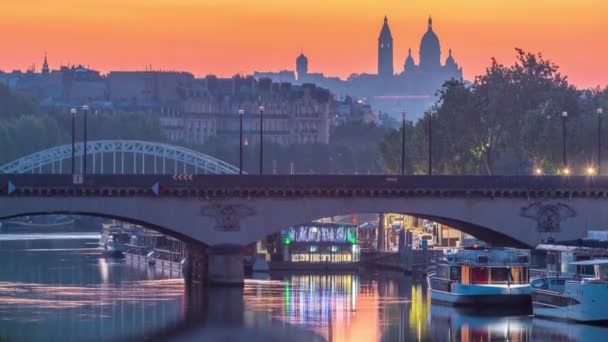エッフェル塔とセーヌ川の夜の近くの橋日の出、パリ、フランスの前に移行時間経過. — ストック動画