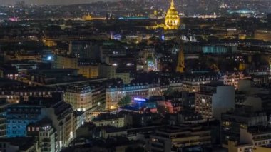 Paris 'te gece vakti çatıların üstündeki hava manzarası.