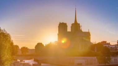 Günbatımında Notre Dame De Paris Katedrali 'nin arka görüntüsü..