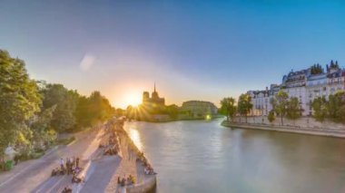 Günbatımında Notre Dame De Paris Katedrali 'nin arka görüntüsü..