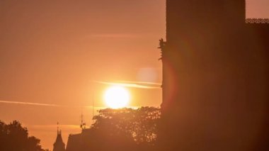 Günbatımında Notre Dame De Paris Katedrali 'nin arka görüntüsü..