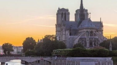 Notre Dame De Paris Katedrali 'nin arka görüntüsü günden geceye, gün batımından sonra..