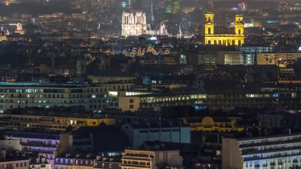Panorama z lotu ptaka nad dachami w paryskiej nocy timelapse — Wideo stockowe