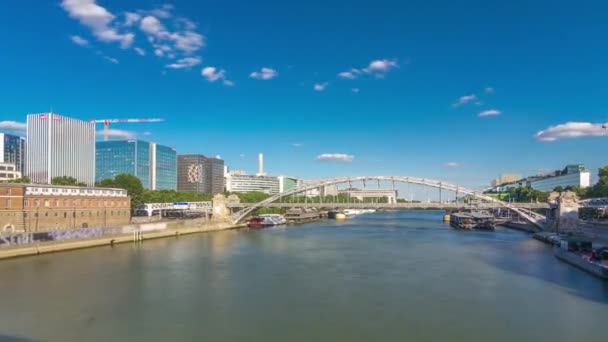 Austerlitz viadukt v Paříži timelapse hyperlapse, vidět z břehu řeky Seiny s vlakem metra procházející — Stock video