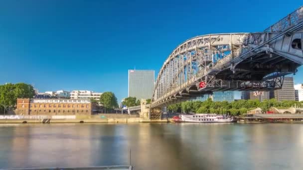 Il viadotto Austerlitz a Parigi timelapse hyperlapse, visto dalla riva della Senna con un treno della metropolitana che passa — Video Stock