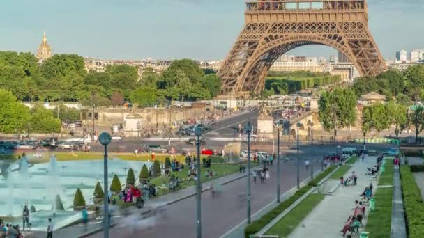 Západ slunce pohled na Eiffelovu věž timelapse s fontánou v Jardins du Trocadero v Paříži. — Stock video