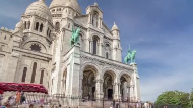 Sacra-Coeur Kilisesi Bazilikası yakınlarındaki turistler aşırı hız sınırını aştı..