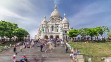 Sacra-Coeur Kilisesi Bazilikası yakınlarındaki turistler aşırı hız sınırını aştı..