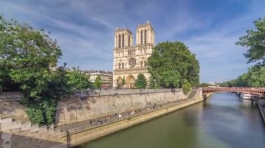 Notre Dame de Paris Katedrali 'nin ön cephesinde, zaman ayarlı hiperhızlandırılmış insanlarla dolu bir meydan.