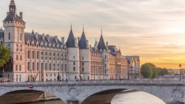 Paris, Fransa 'da Seine nehri ve Conciergerie zaman diliminde dramatik bir gün batımı.