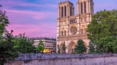Notre Dame De Paris Katedrali 'nin önü Gün batımından sonra gece saatine.