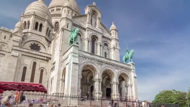 Sacra-Coeur Kilisesi Bazilikası yakınlarındaki turistler aşırı hız sınırını aştı.. — Stok video