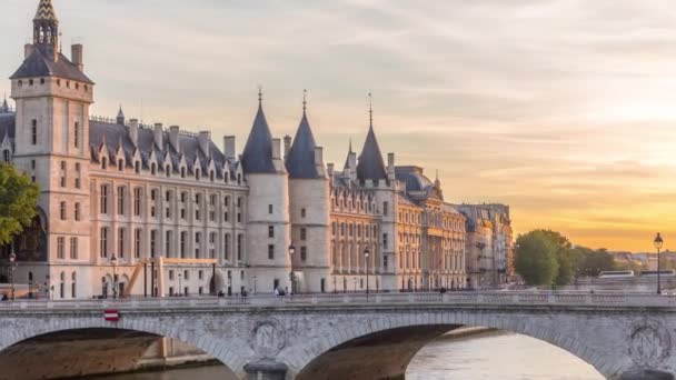 パリ、フランスのセーヌ川とコンシェルジュリーのタイムラプスの上の劇的な夕日 — ストック動画
