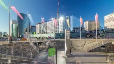 La Defence zaman atlaması panoraması, yüksek gökdelenleri olan iş ve finans bölgesi