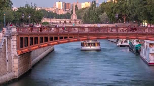 Fluss und Brücke in der Nähe der Kathedrale Notre Dame De Paris Tag-Nacht-Zeitraffer nach Sonnenuntergang. — Stockvideo