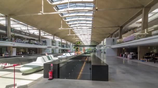 A l'intérieur de la Halle Freyssinet timelapse hyperlapse, un ancien dépôt ferroviaire à Paris. — Video