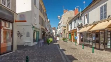 Fransa 'da Fontainebleau caddesinde yürüyorum..